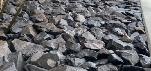 揖斐青黒割栗石