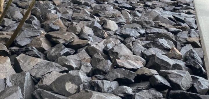 揖斐青黒割栗石