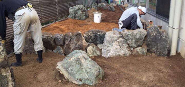 過去の施工例 某クリニック中庭　揖斐石の販売運搬