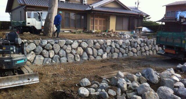 揖斐川石の野面積み 空積みでの施工です。