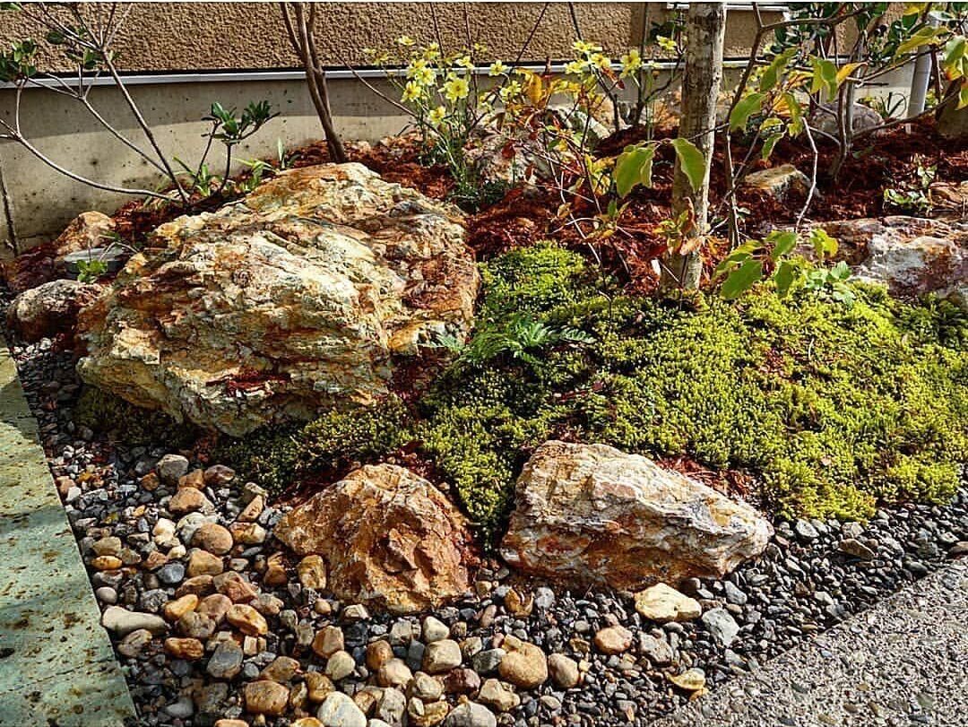 岐阜石を使った雑木の庭