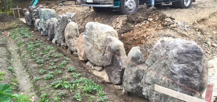揖斐石の石積み　田んぼを埋立して土留めとして石積みを施工