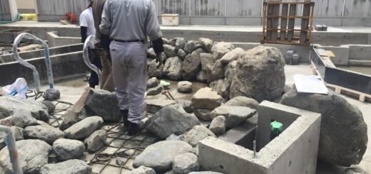 スーパー銭湯の露天風呂の石組み