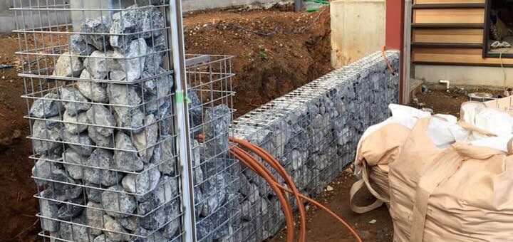 ガビオンをガレージの柱周りに設置して、その中に揖斐青白割栗石