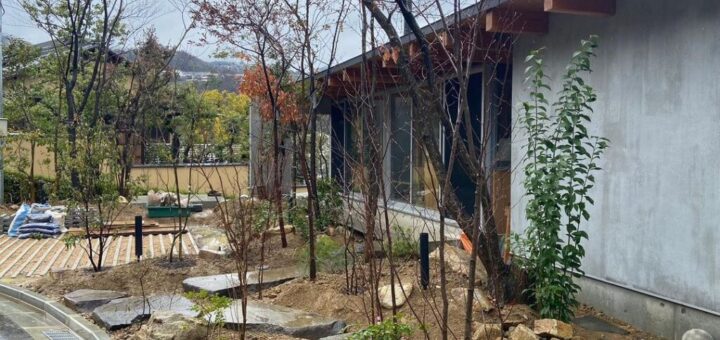 兵庫県宝塚市のお客さんのお宅へ、鉄平石の配達と据付のお手伝い