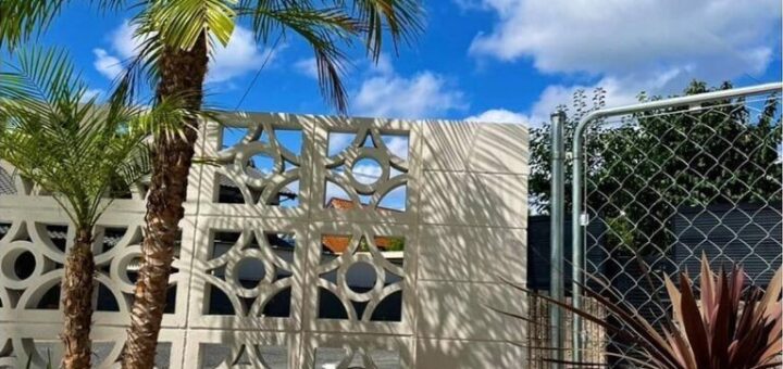 マーブルブラウンロック 敷地の一角にドライガーデン