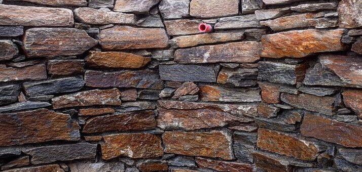 小端積みの壁泉