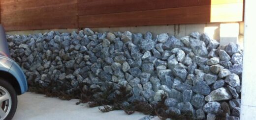 揖斐青白割栗石の基礎隠し　割栗石を積み上げしました。