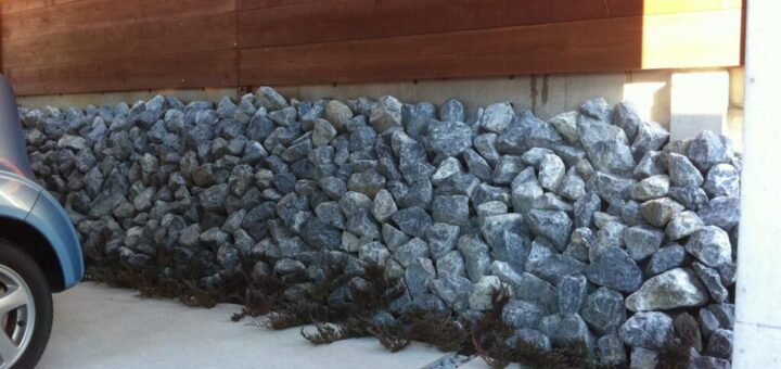 揖斐青白割栗石の基礎隠し　割栗石を積み上げしました。