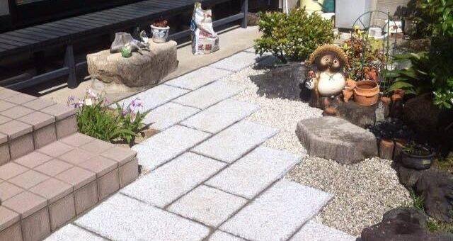 御影石板石のアプローチ