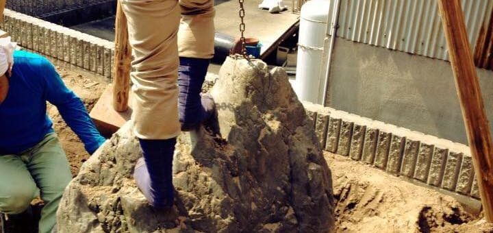 チェンブロで、庭石を引き上げる