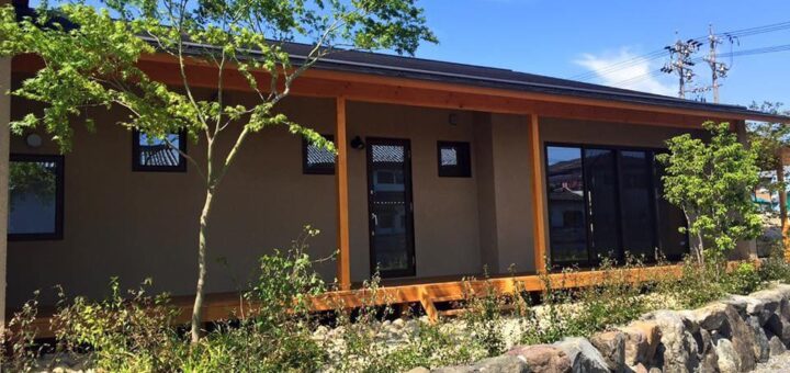 揖斐石乱積みと雑木風の庭