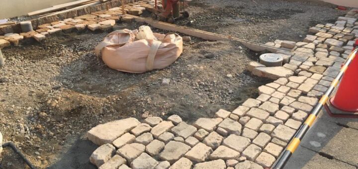 耐火レンガ敷きの駐車場