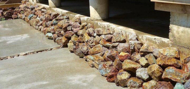 岐阜石割栗石の基礎側面の荒隠し