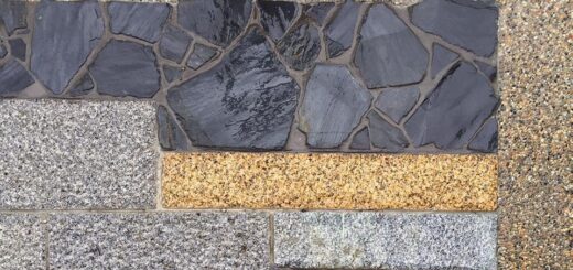 御影石板石、延石、ブラックスレートの石張りアプローチ