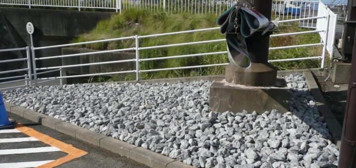 某店舗の低木植栽していた部分を揖斐青白割栗石で敷き詰め