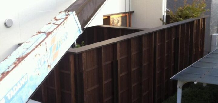 中庭に庭石の設置