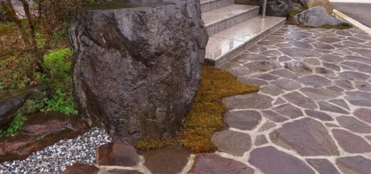 玄関前のアプローチに鉄平石乱張り