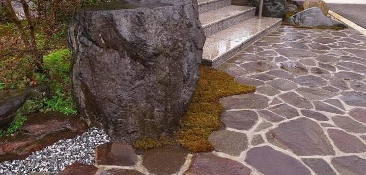 玄関前のアプローチに鉄平石乱張り
