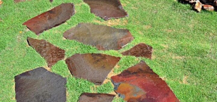 鉄平石の飛石と天然芝