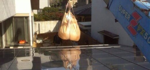 カーポート越しのフレコンパックの荷下ろし。