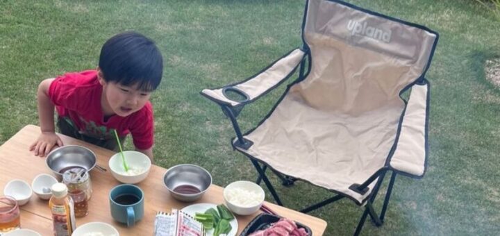 マーブルブラウンロックのある庭で、家族みんなでBBQ
