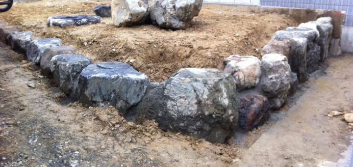 乱積みー既存の庭石で土留めの石積みの依頼です