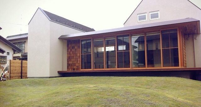 天然芝の庭広大な庭に、天然芝を貼り、庭一面が緑の絨毯に。