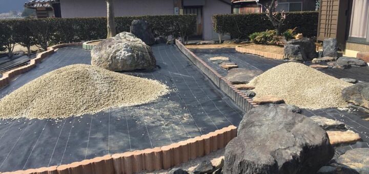 中古住宅を買われたお客さんが庭を解体。仕上げは白川砂利