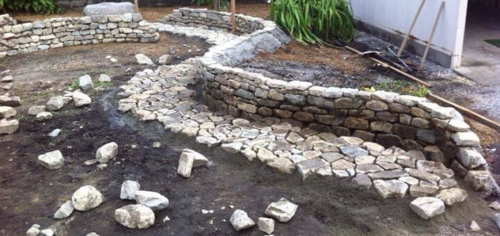 高さ50cmぐらいで庭の園路に沿って石積みをしているところです