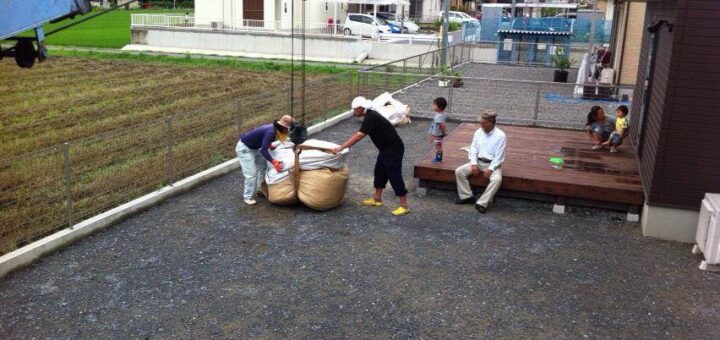 新築されて広い庭に芝をDIYで貼りたいということでご来店&ご相談がありました。