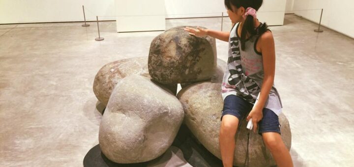 室内に川石の巨石を積み上げる