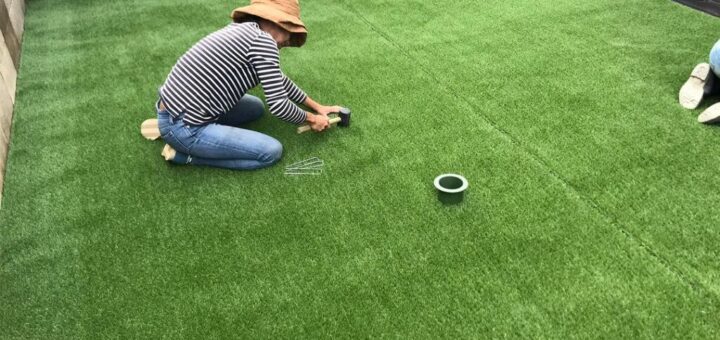 既存の庭を解体して、更地にした後、人工芝を貼り付けました。