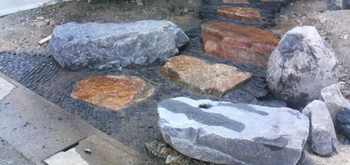 玄関前をお客さんが選んだ石を組み合わせて据えていきました。