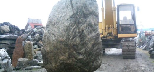揖斐石の巨石おそらく4、5tはある石0.7ユンボで吊って移動