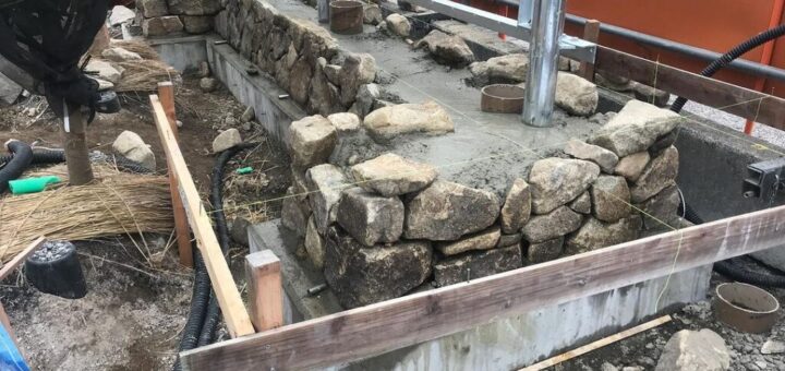 某施設の銘板台座の石積み