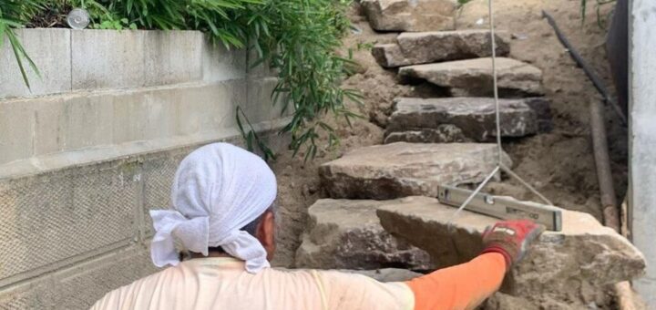 気良石の階段石の据え付け