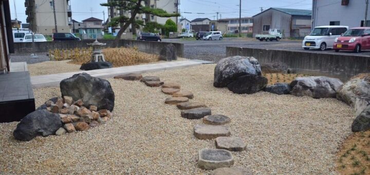 既存の庭石を使って、純和風な庭に仕上げました。