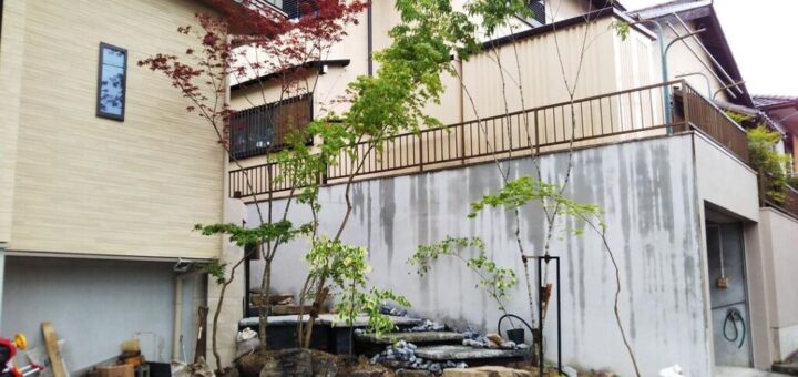 一般のお客さんが、DIYで鉄平石のアプローチを作られました。