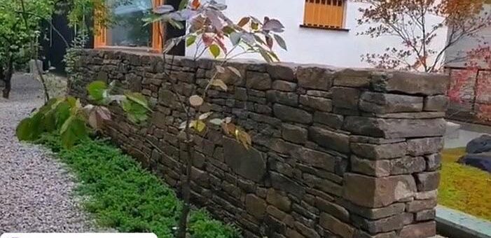 気良石の小端積みコツコツと積み上げられた、繊細な石積みです。