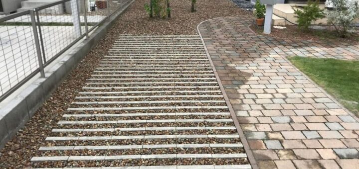 緑化ブロックの駐車場　ユニソン・リビエai