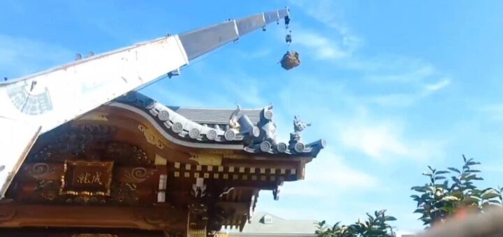 さざれ石をお寺の境内に据え付けです。