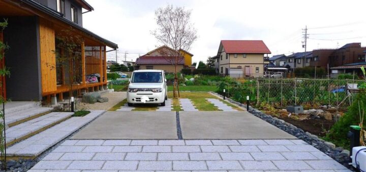 御影石板石の駐車場