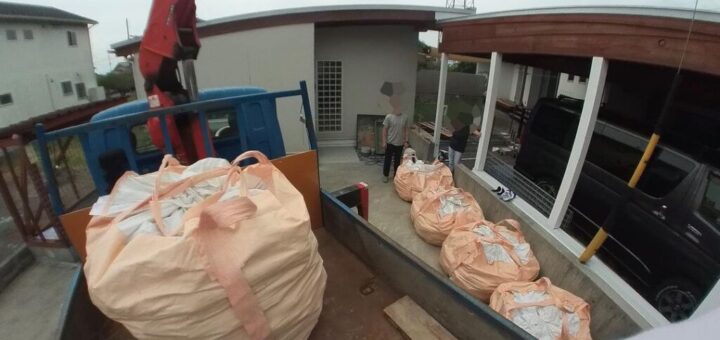 DIYで割栗石を敷かれるということで、3t車で配達してきました。