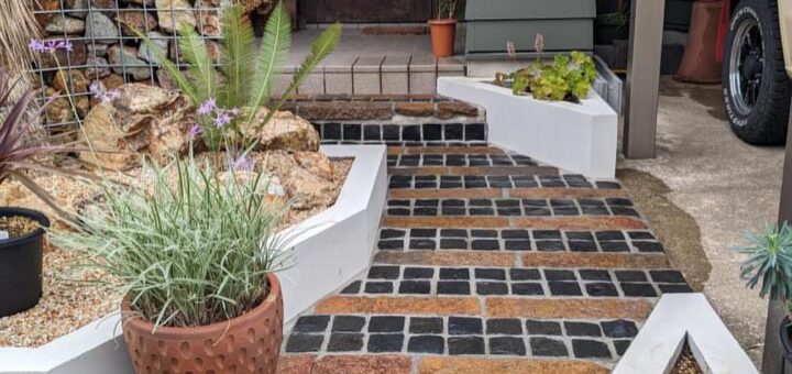 DIYで作り上げた、アプローチとドライガーデン