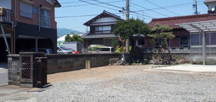 塀沿いに作られた和風庭園の石組みを全て撤去