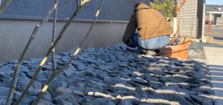 揖斐青黒割栗石の敷き詰め