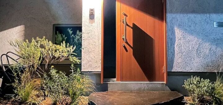 鉄平石大判を玄関ポーチや、アプローチに使っていただきました