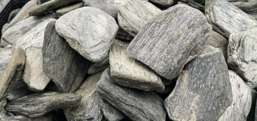 平たく薄い形状が特徴の、これまでにないタイプの砂利