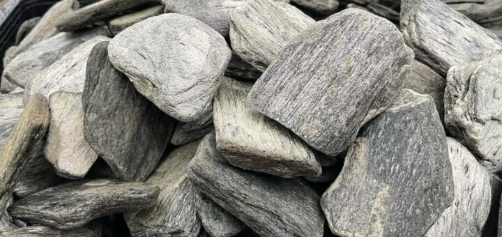 平たく薄い形状が特徴の、これまでにないタイプの砂利